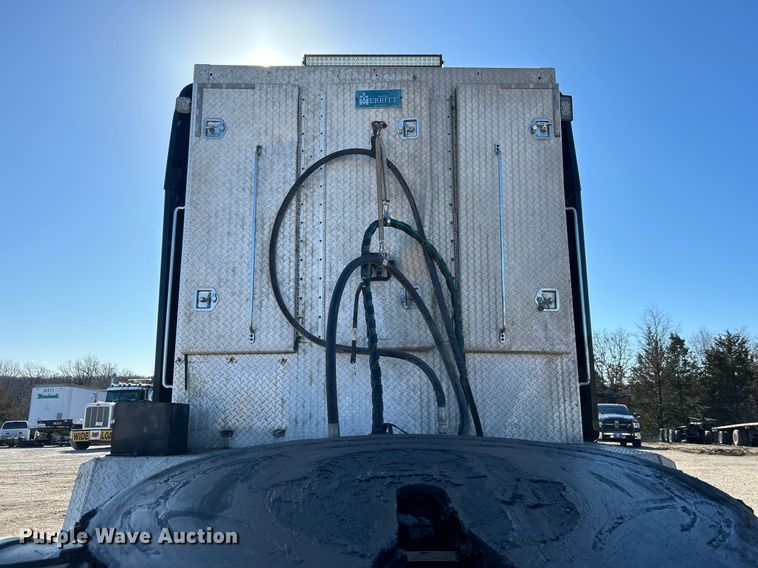 image for item DN0697 2012 Peterbilt  367 semi truck