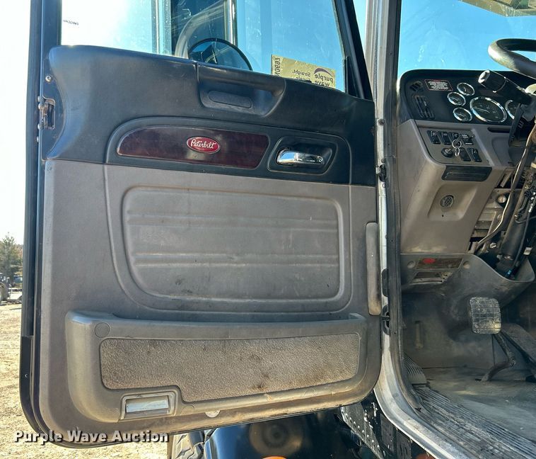 image for item DN0697 2012 Peterbilt  367 semi truck