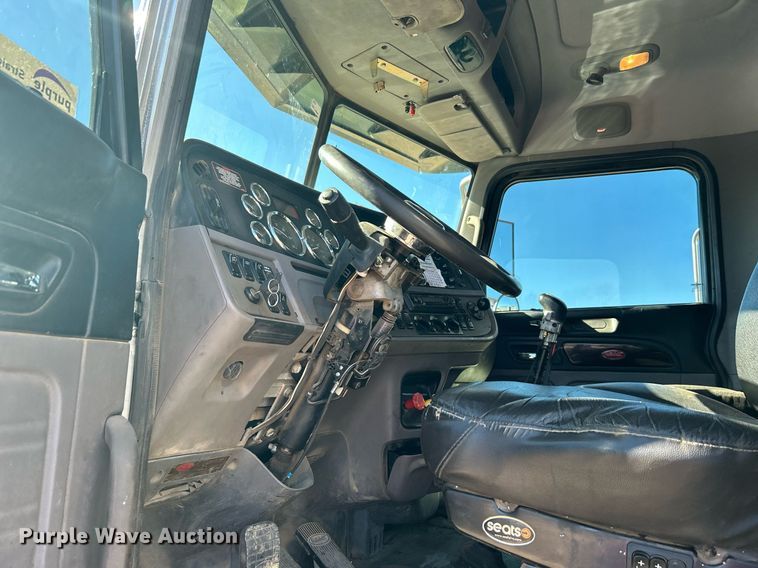 image for item DN0697 2012 Peterbilt  367 semi truck