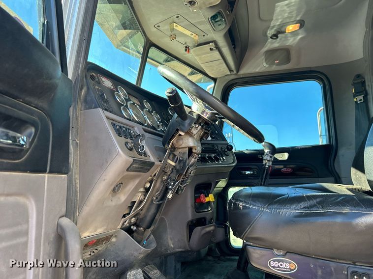 image for item DN0697 2012 Peterbilt  367 semi truck