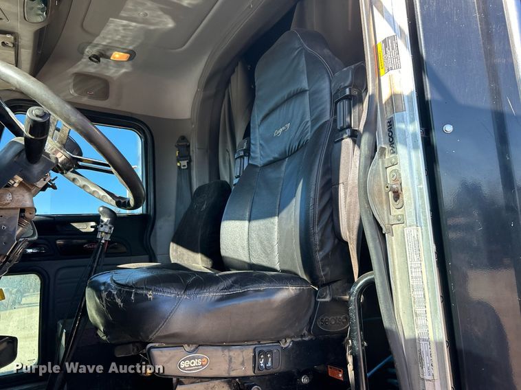 image for item DN0697 2012 Peterbilt  367 semi truck