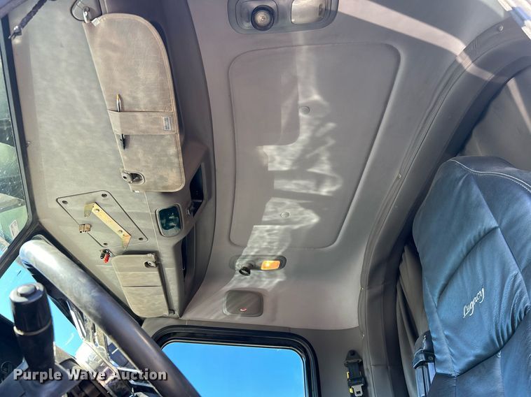 image for item DN0697 2012 Peterbilt  367 semi truck