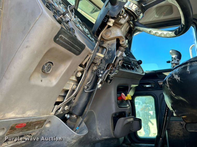 image for item DN0697 2012 Peterbilt  367 semi truck