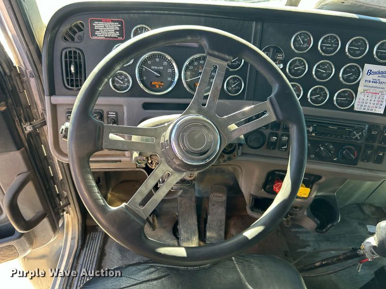 image for item DN0697 2012 Peterbilt  367 semi truck