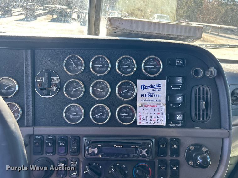 image for item DN0697 2012 Peterbilt  367 semi truck