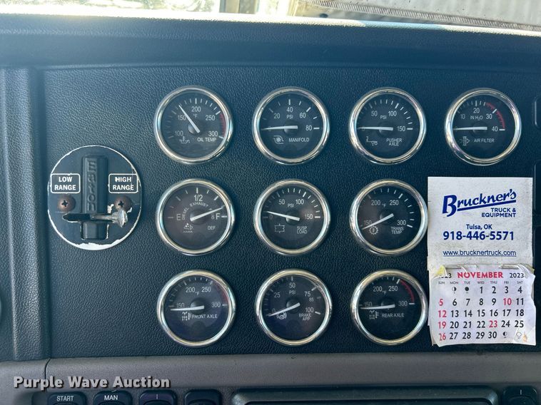 image for item DN0697 2012 Peterbilt  367 semi truck