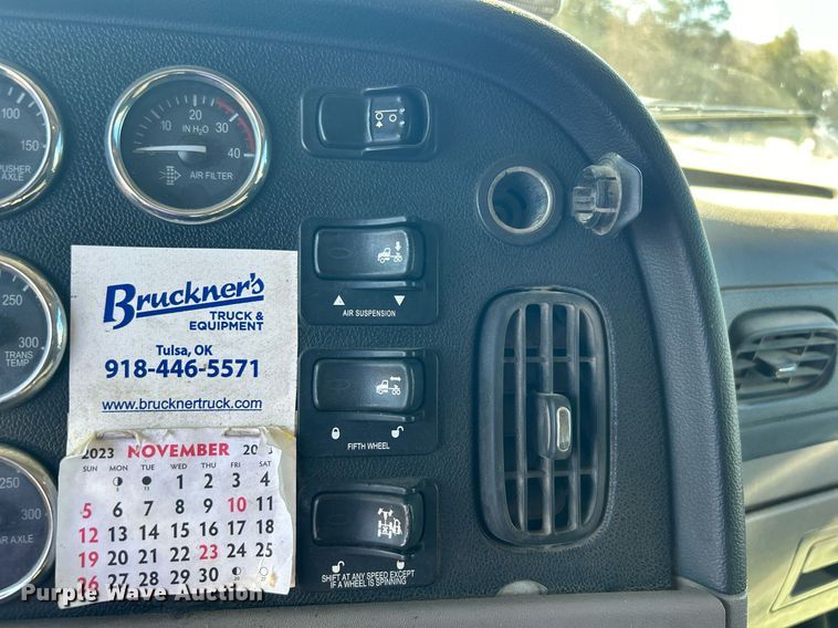 image for item DN0697 2012 Peterbilt  367 semi truck