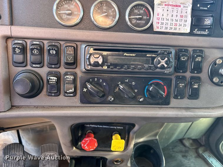 image for item DN0697 2012 Peterbilt  367 semi truck