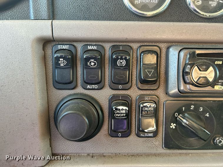 image for item DN0697 2012 Peterbilt  367 semi truck