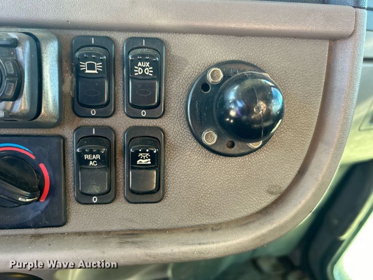 image for item DN0697 2012 Peterbilt  367 semi truck