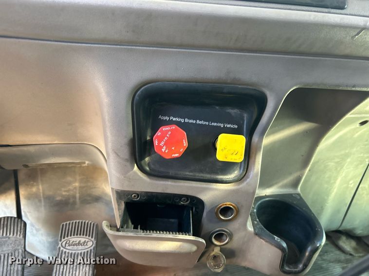 image for item DN0697 2012 Peterbilt  367 semi truck