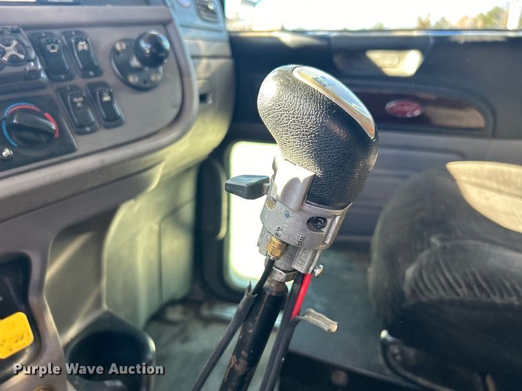 image for item DN0697 2012 Peterbilt  367 semi truck