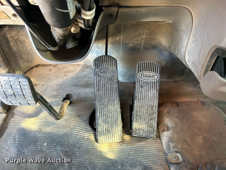 image for item DN0697 2012 Peterbilt  367 semi truck