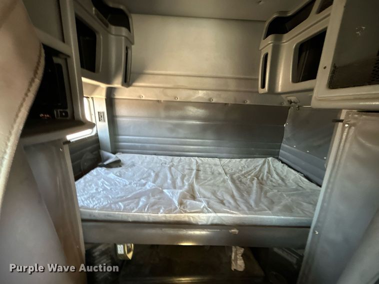 image for item DN0697 2012 Peterbilt  367 semi truck