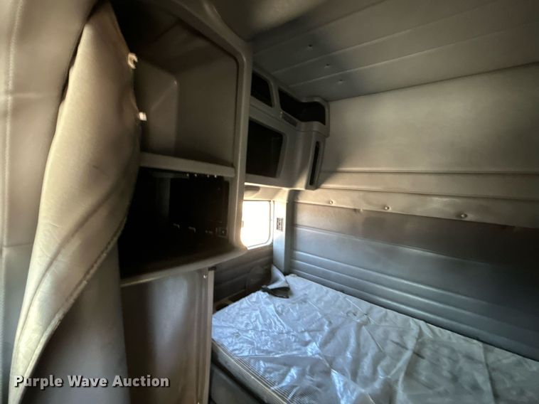 image for item DN0697 2012 Peterbilt  367 semi truck