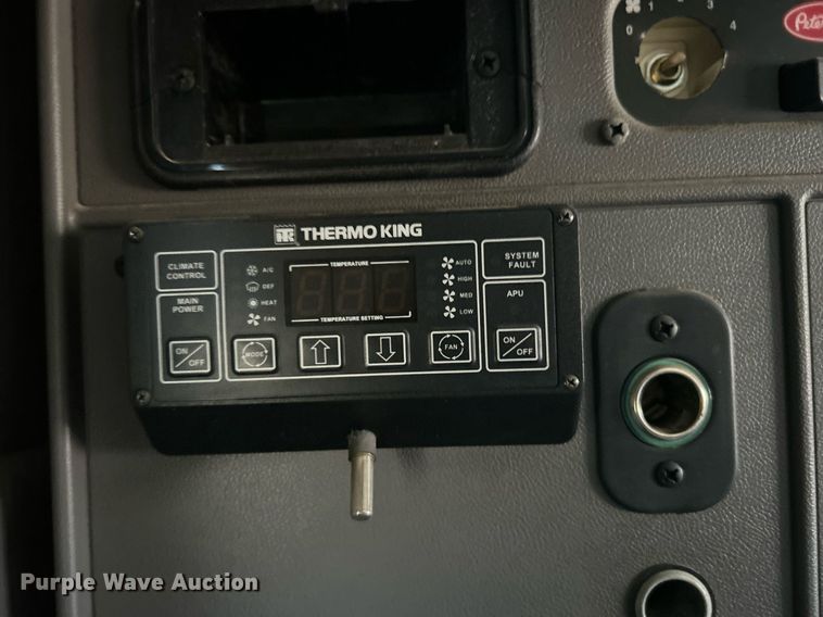 image for item DN0697 2012 Peterbilt  367 semi truck