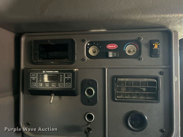 image for item DN0697 2012 Peterbilt  367 semi truck