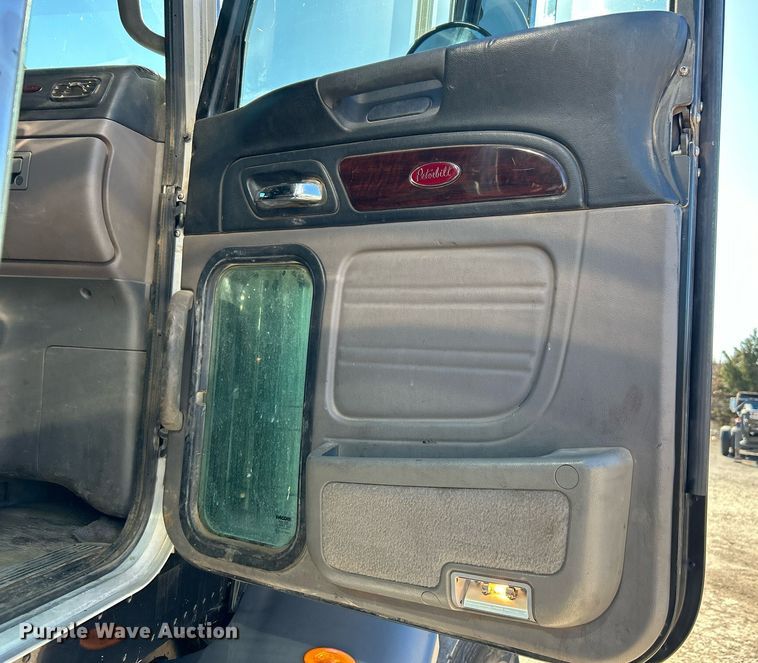 image for item DN0697 2012 Peterbilt  367 semi truck