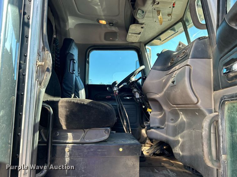 image for item DN0697 2012 Peterbilt  367 semi truck