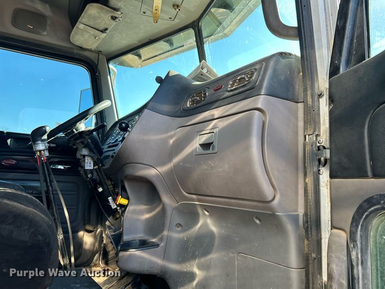 image for item DN0697 2012 Peterbilt  367 semi truck