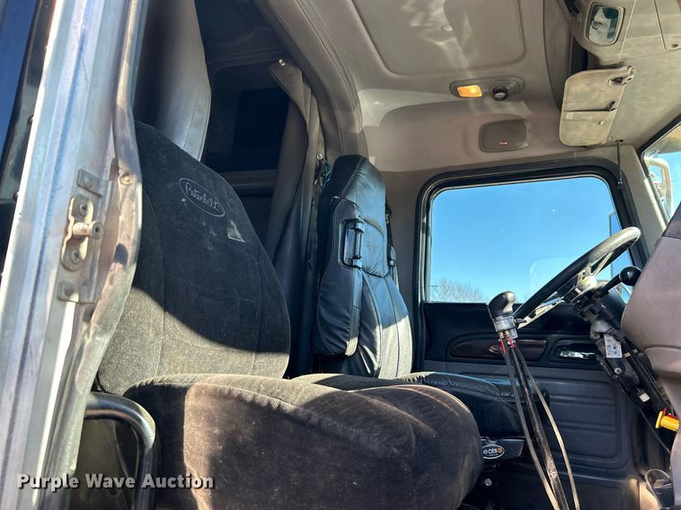 image for item DN0697 2012 Peterbilt  367 semi truck