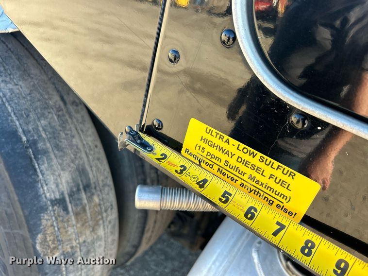 image for item DN0697 2012 Peterbilt  367 semi truck