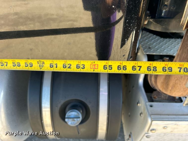 image for item DN0697 2012 Peterbilt  367 semi truck