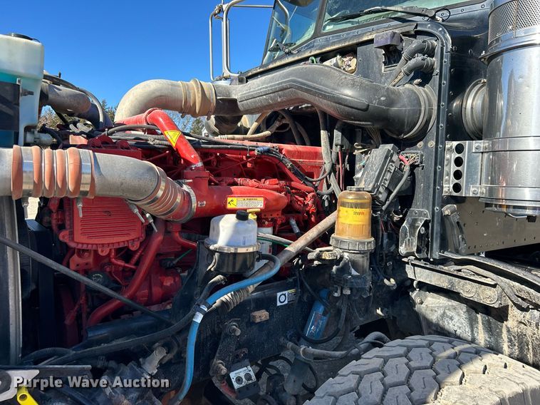 image for item DN0697 2012 Peterbilt  367 semi truck