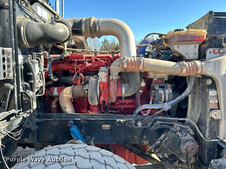 image for item DN0697 2012 Peterbilt  367 semi truck