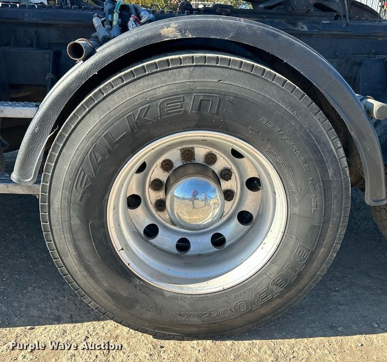 image for item DN0697 2012 Peterbilt  367 semi truck