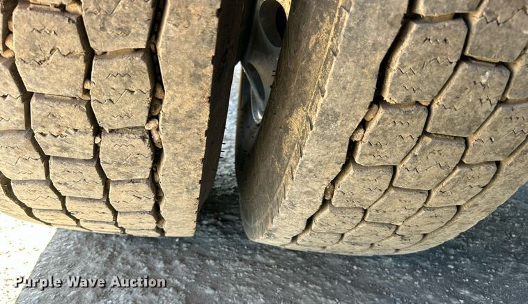 image for item DN0697 2012 Peterbilt  367 semi truck