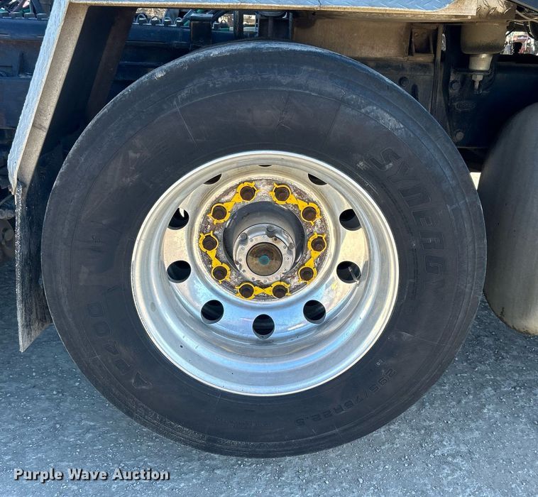 image for item DN0697 2012 Peterbilt  367 semi truck