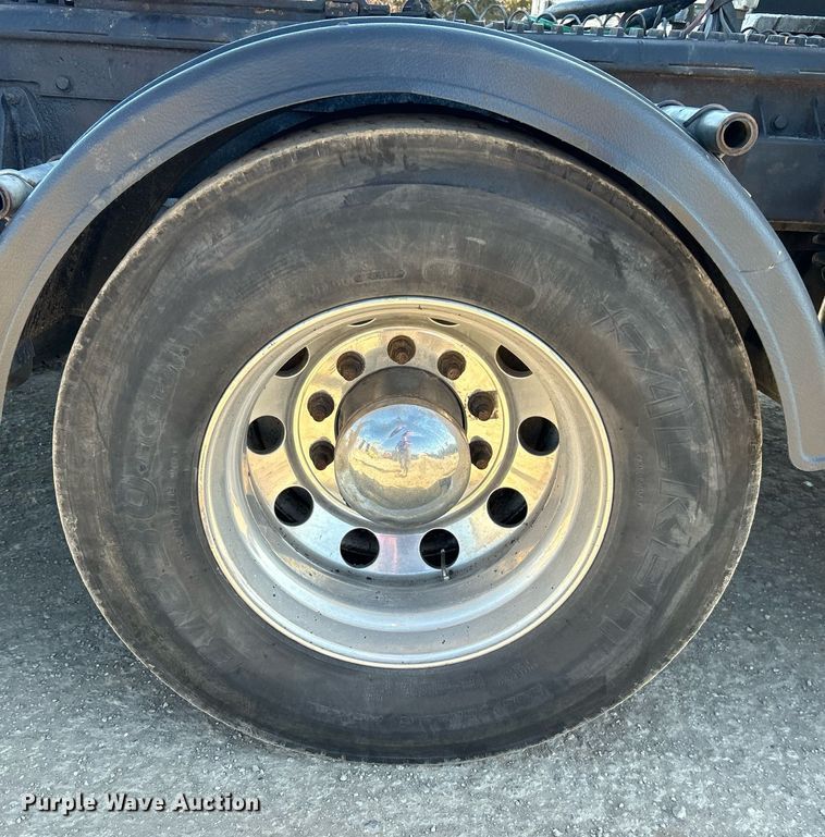 image for item DN0697 2012 Peterbilt  367 semi truck