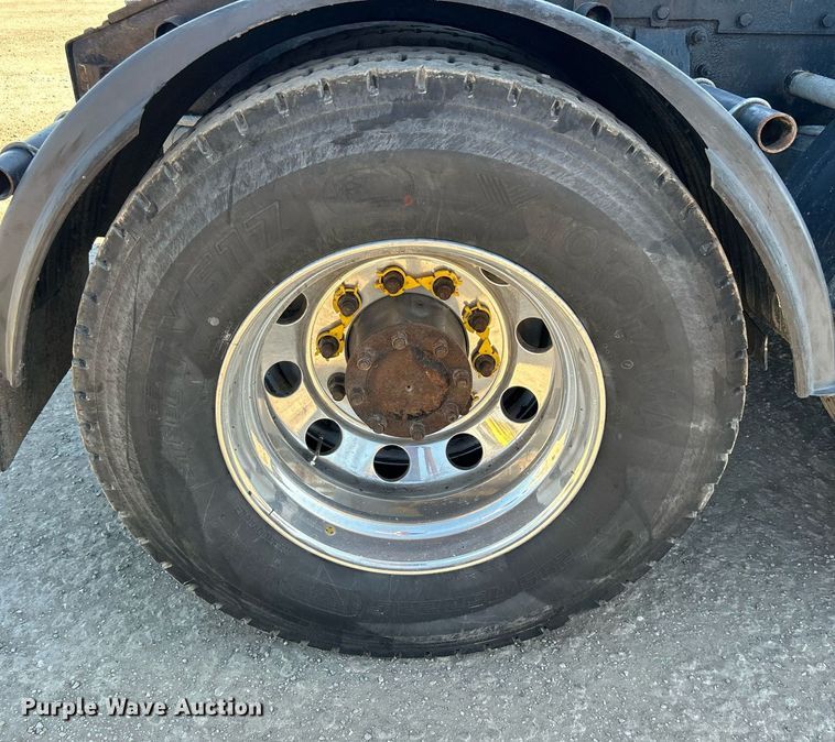 image for item DN0697 2012 Peterbilt  367 semi truck