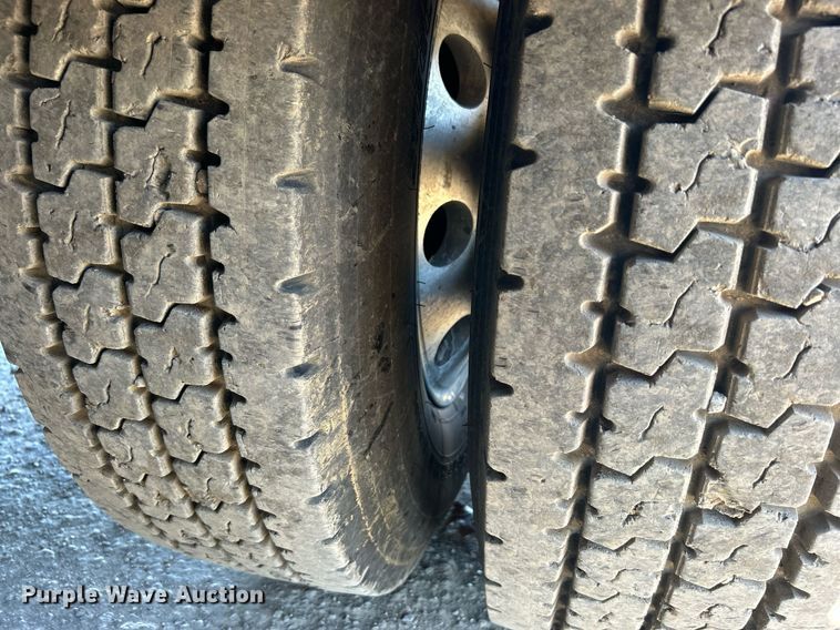 image for item DN0697 2012 Peterbilt  367 semi truck