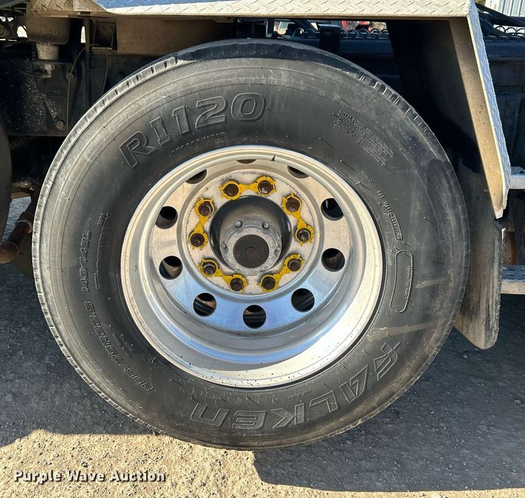 image for item DN0697 2012 Peterbilt  367 semi truck