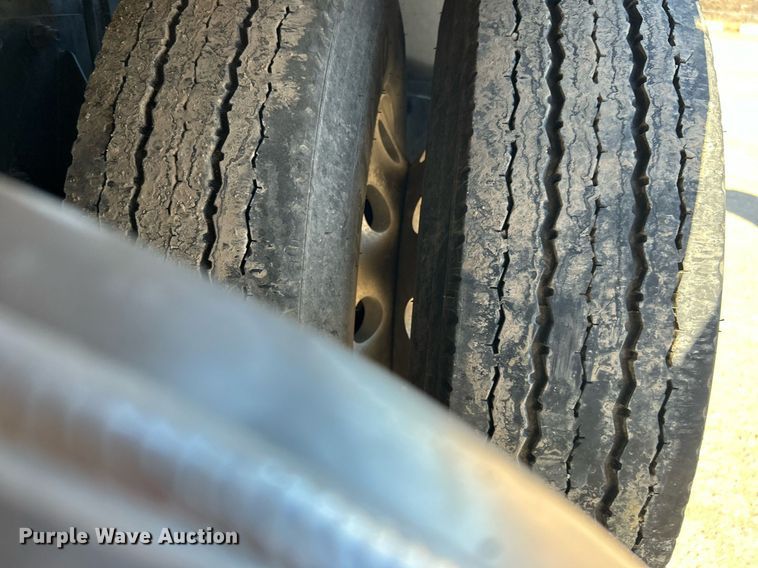 image for item DN0697 2012 Peterbilt  367 semi truck