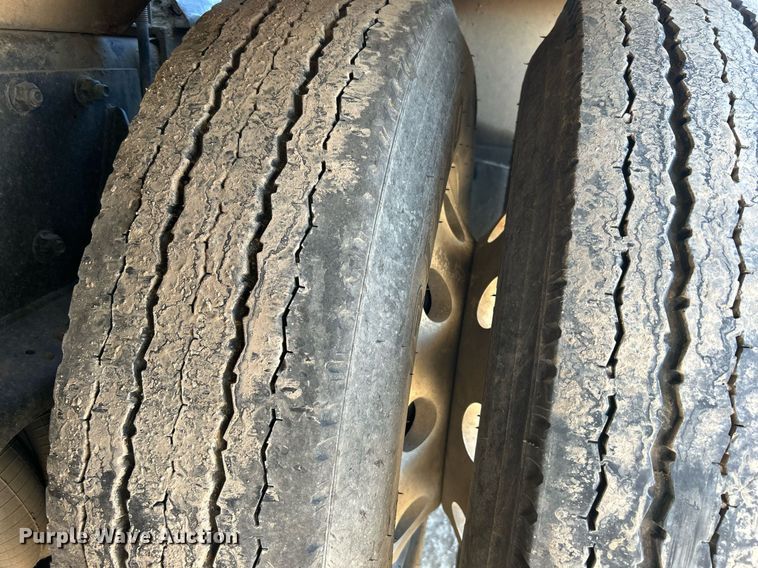 image for item DN0697 2012 Peterbilt  367 semi truck