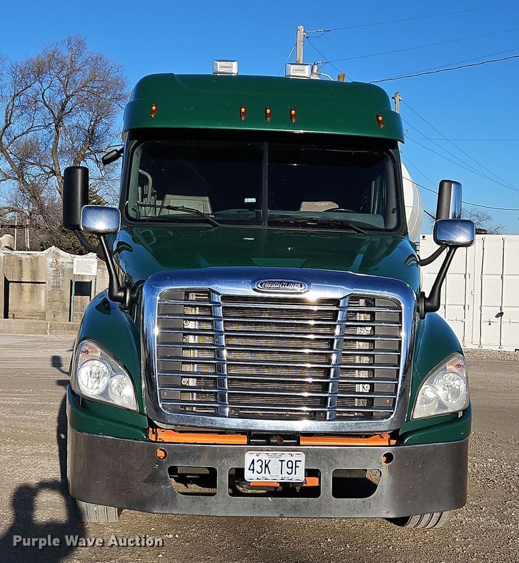 image for item DN7154 2016 Freightliner  Cascadia semi truck