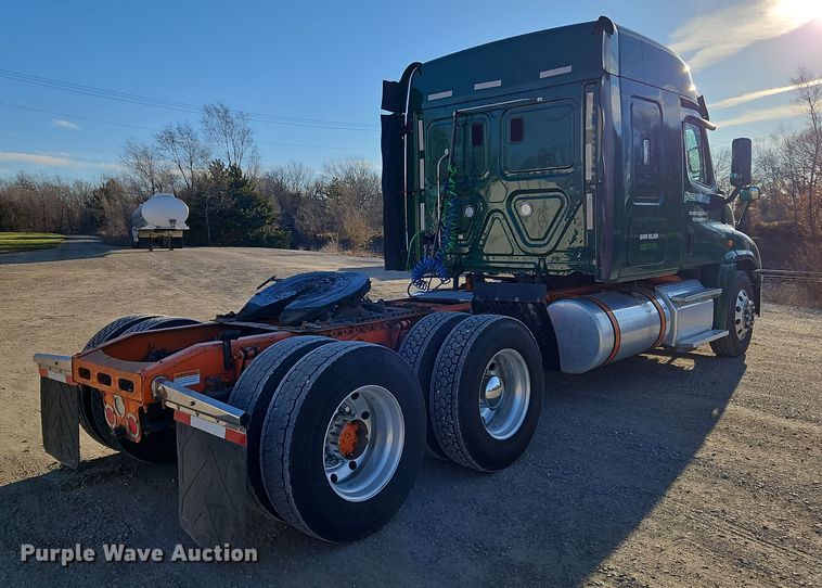 image for item DN7154 2016 Freightliner  Cascadia semi truck