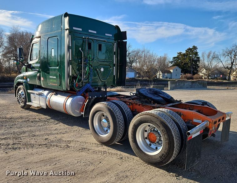 image for item DN7154 2016 Freightliner  Cascadia semi truck