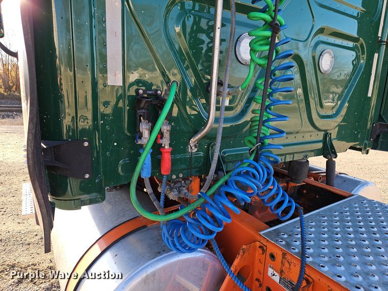 image for item DN7154 2016 Freightliner  Cascadia semi truck