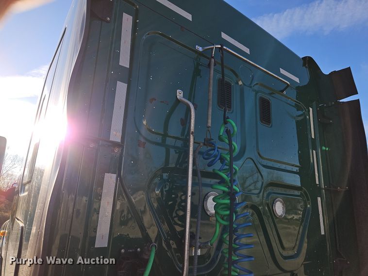 image for item DN7154 2016 Freightliner  Cascadia semi truck