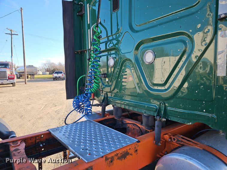 image for item DN7154 2016 Freightliner  Cascadia semi truck