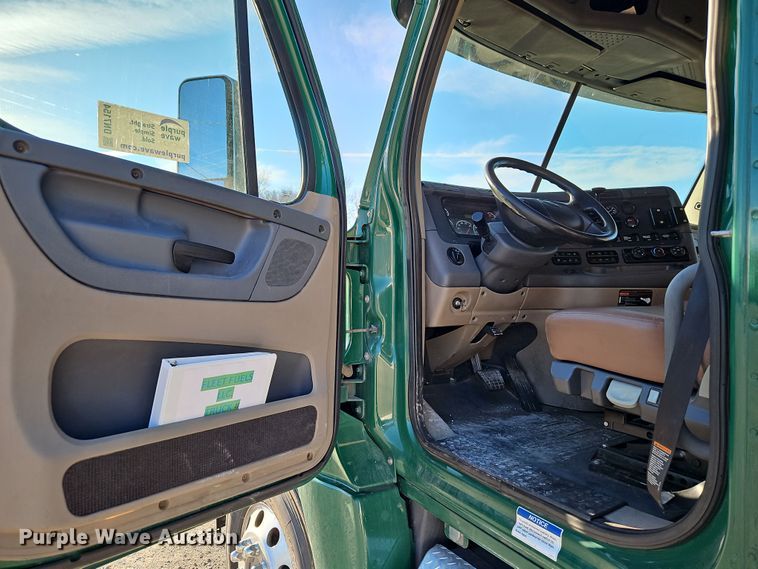 image for item DN7154 2016 Freightliner  Cascadia semi truck