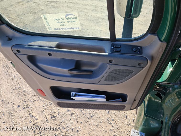 image for item DN7154 2016 Freightliner  Cascadia semi truck