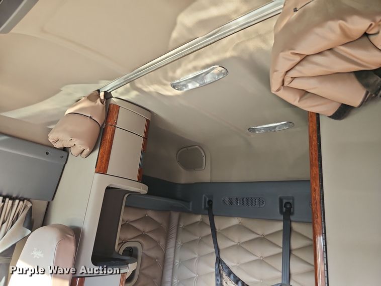 image for item DN7154 2016 Freightliner  Cascadia semi truck