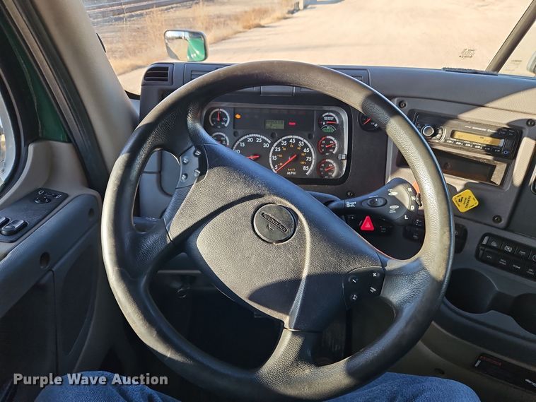 image for item DN7154 2016 Freightliner  Cascadia semi truck