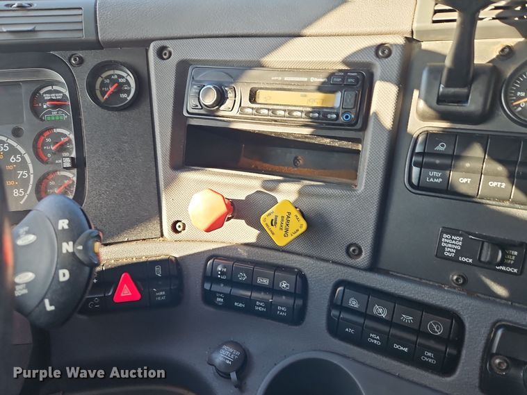 image for item DN7154 2016 Freightliner  Cascadia semi truck