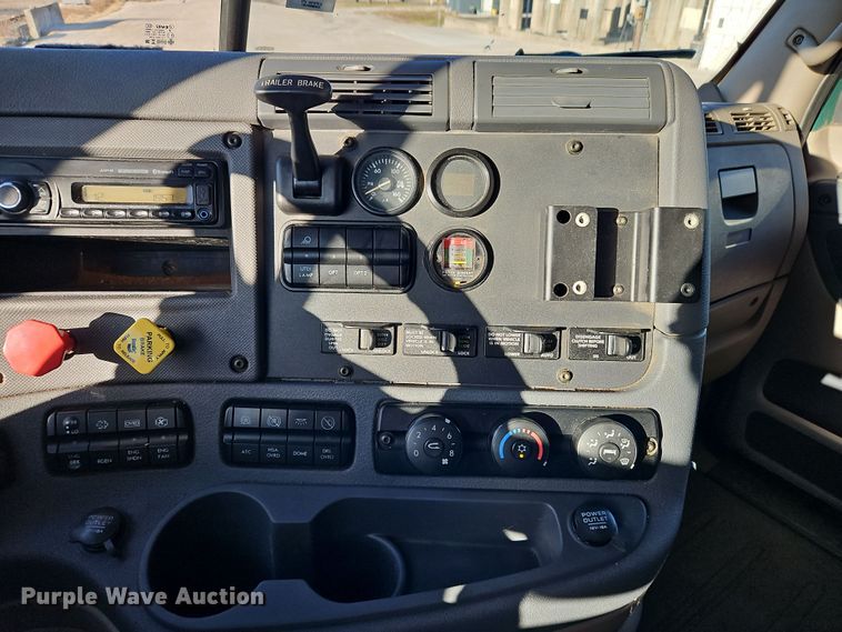 image for item DN7154 2016 Freightliner  Cascadia semi truck